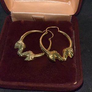 Motif kissing horse earrings 14k or 18 k